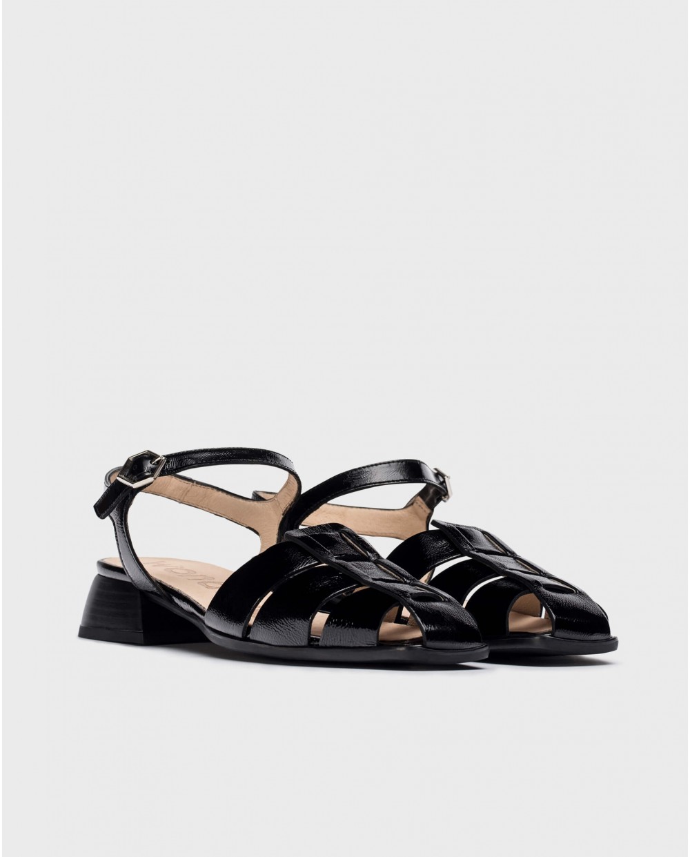 Melnas ādas plakanas sandales