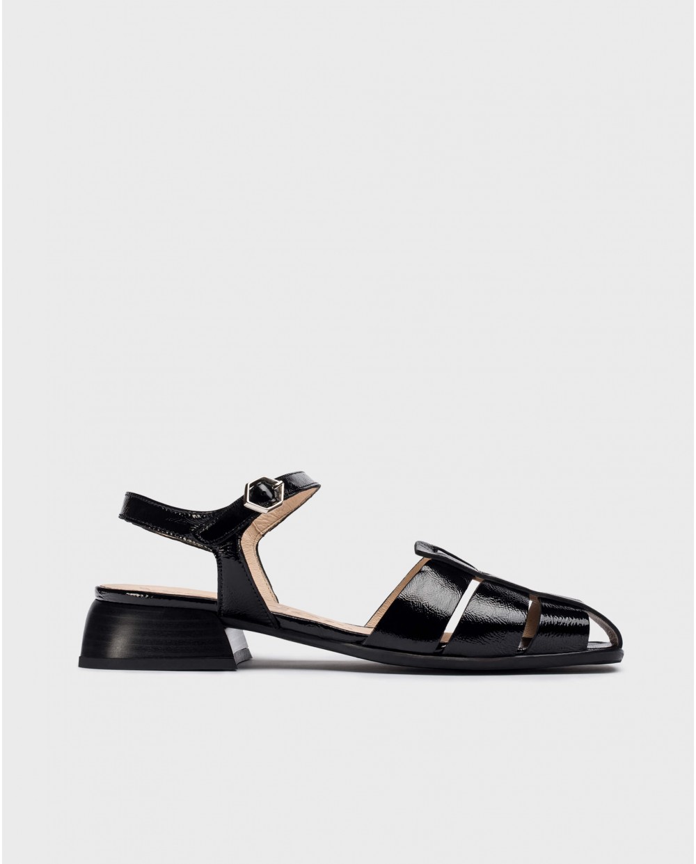 Melnas ādas plakanas sandales