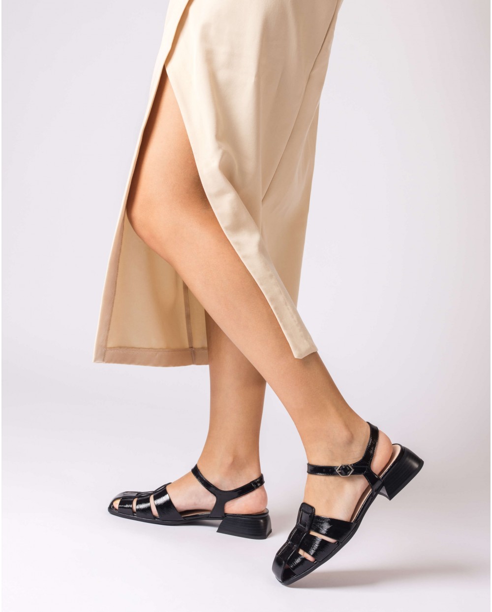 Melnas ādas plakanas sandales
