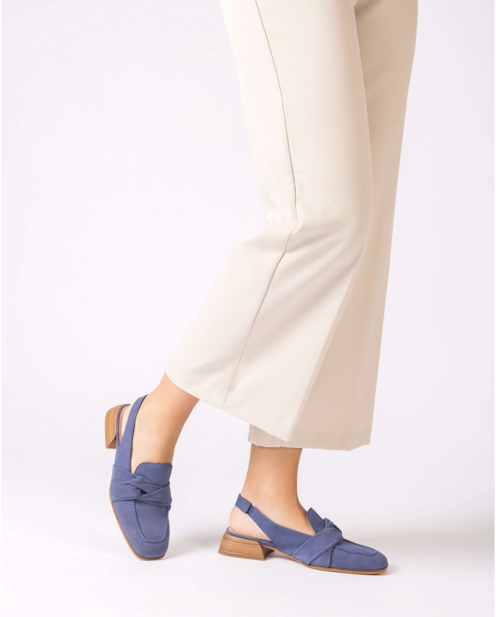 Dabīgas zamšādas kurpes ar atvērtiem papēžiem